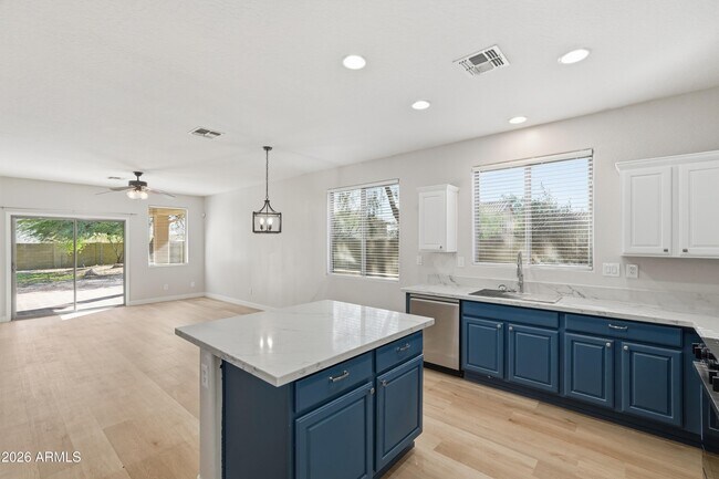 Building Photo - 1711 W Twain Ct