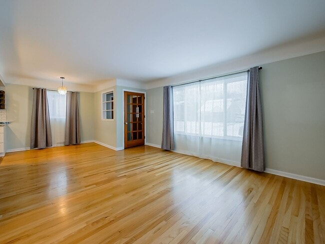 Building Photo - AVAILABLE NOW! Spacious 4-Bed Gem in the Heart of Clawson!