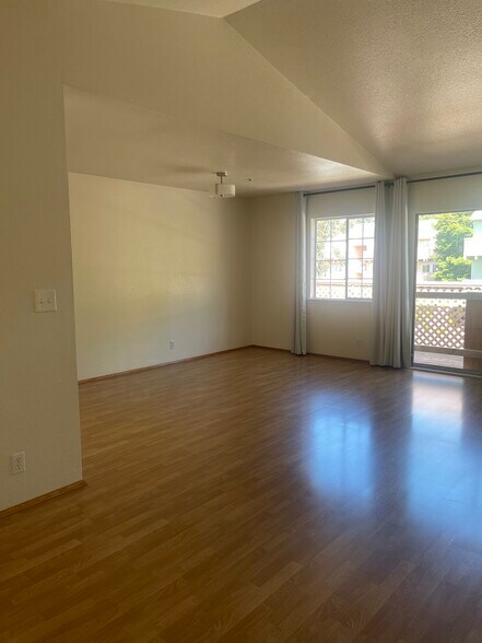 Living room - 1026 San Luis Cir