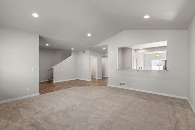 Building Photo - 290 E Chestnut St