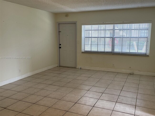 Building Photo - 2642 Riverside Dr
