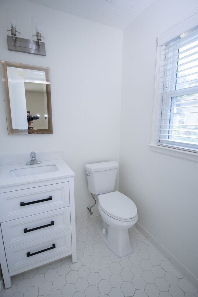 Building Photo - Renovated 5BR Home Minutes from Downtown Columbia | Two Full Kitchens + Fenced Yard ~ Available M...