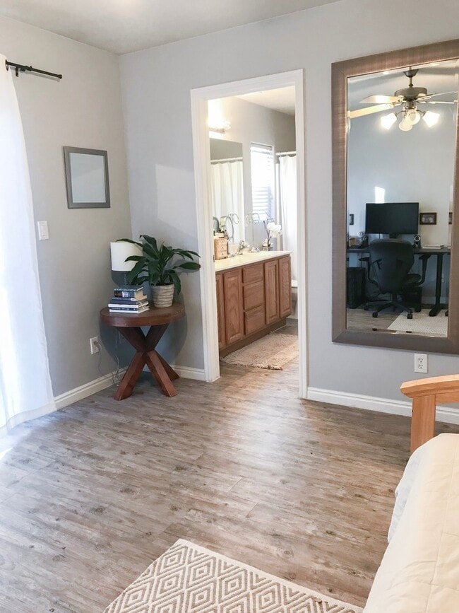 Building Photo - 3 bedroom, 2 bath townhome, end unit, grea...