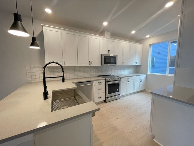 Building Photo - 3bd/3.5ba Shoreline Townhome