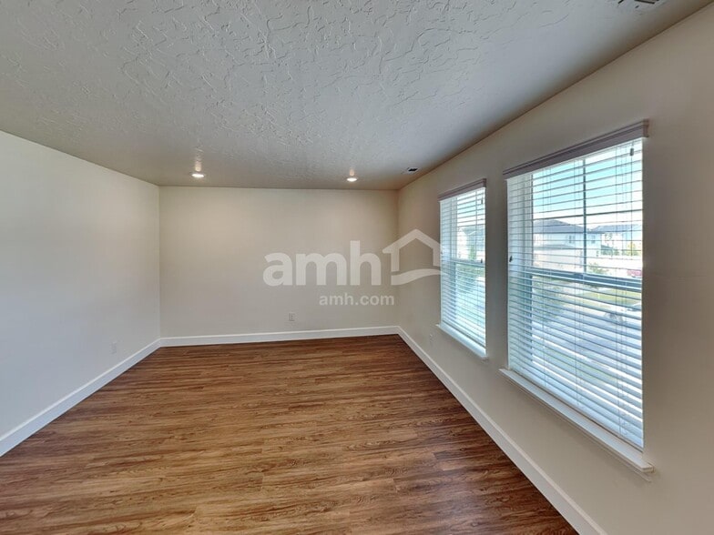 Building Photo - 967 W 850 S