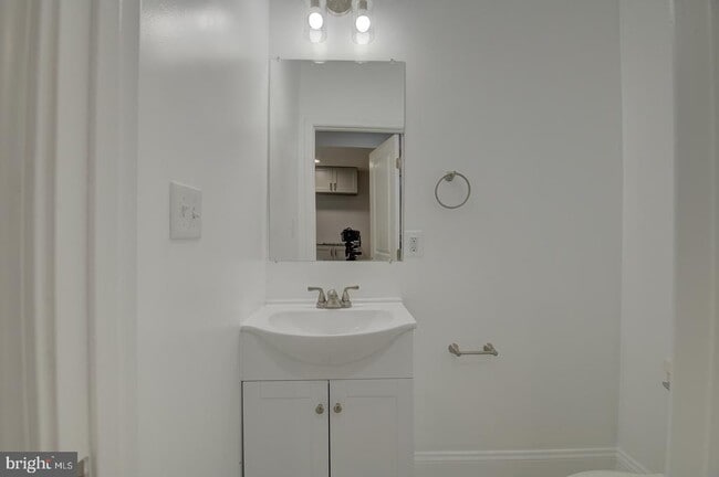Building Photo - 424 Elm St NW
