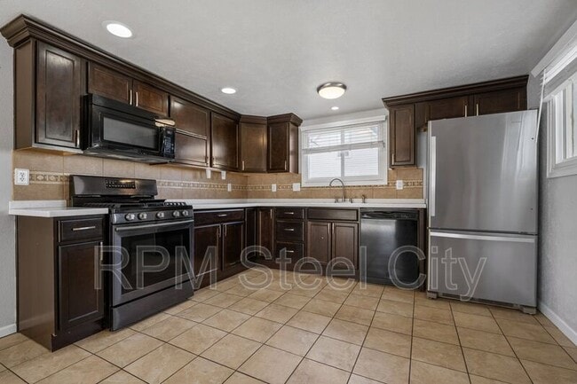 Building Photo - 903 W 15th St