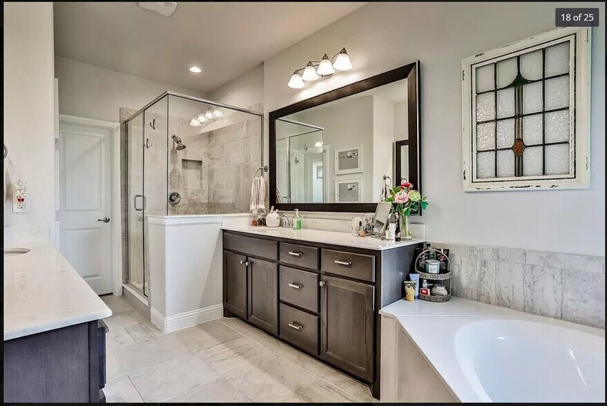 Master suite Bath - 808 Parkside Dr