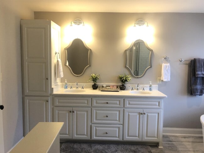 Building Photo - 1530 Laurelwood Ln