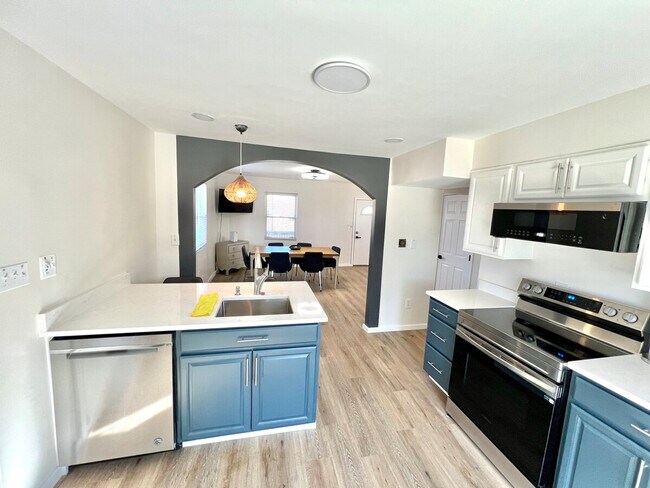 Building Photo - 907 Rollins Ave