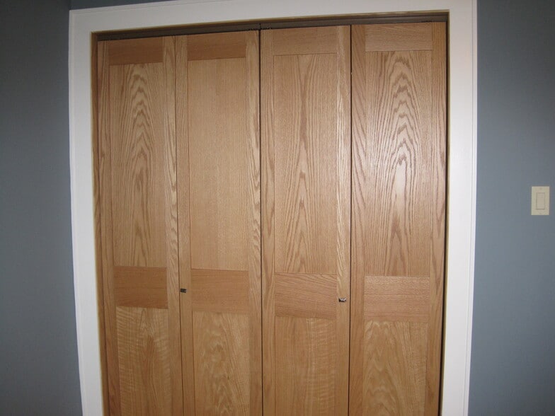 Closet closed - 2937 N Dawson Ave