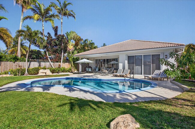 Building Photo - 513 S Riverside Dr