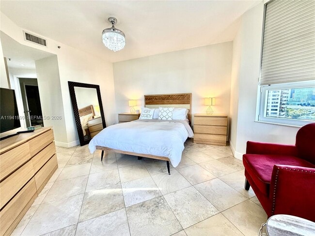 Building Photo - 808 Brickell Key Dr