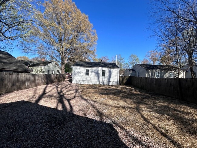 Building Photo - Great central Greensboro location with a detached 2 car garage space! Near UNCG