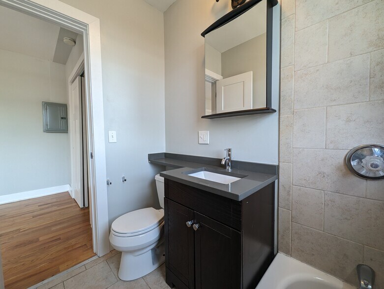 Building Photo - 4542 N Damen Ave