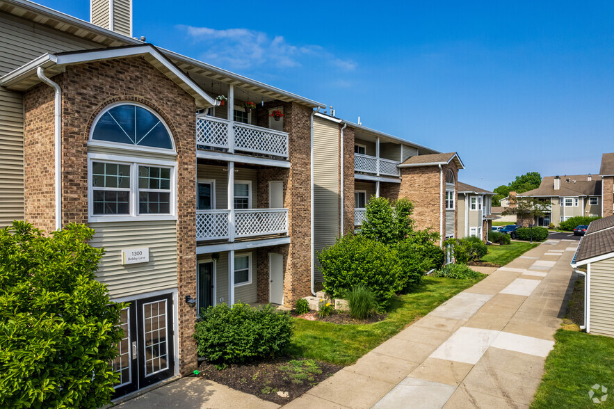 Building Photo - Sturbridge Square Apartments