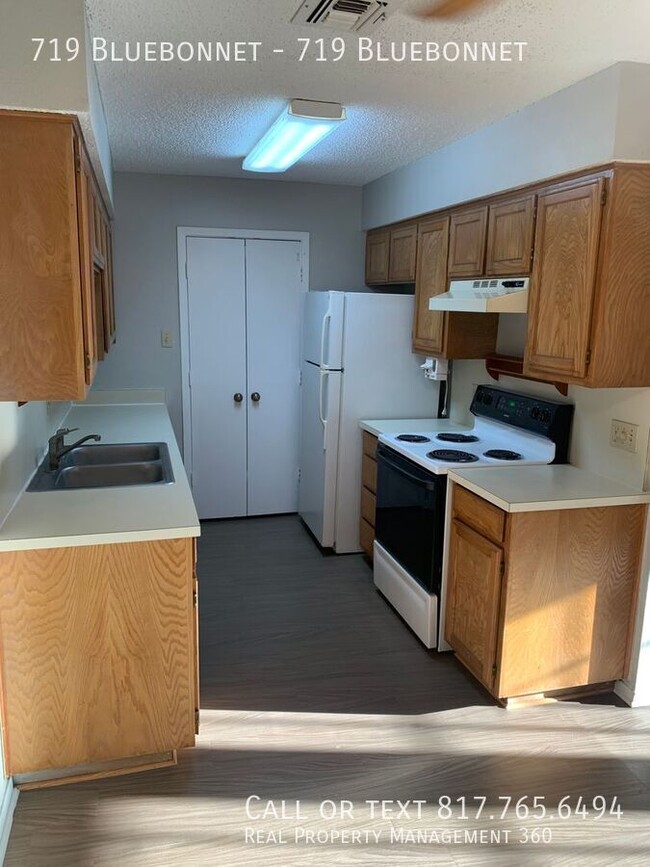 Building Photo - Freshly painted duplex in Keller ISD.