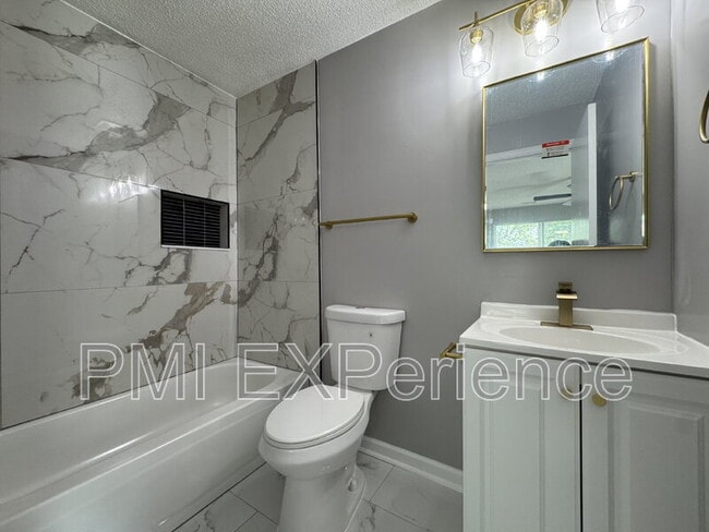 Building Photo - 2607 Camelback Ln