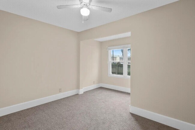 Building Photo - Spacious 5BR Home with Fenced Backyard in Norfolk