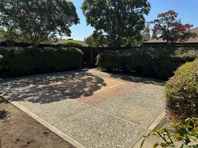 Building Photo - 475 E Mercedes Ave