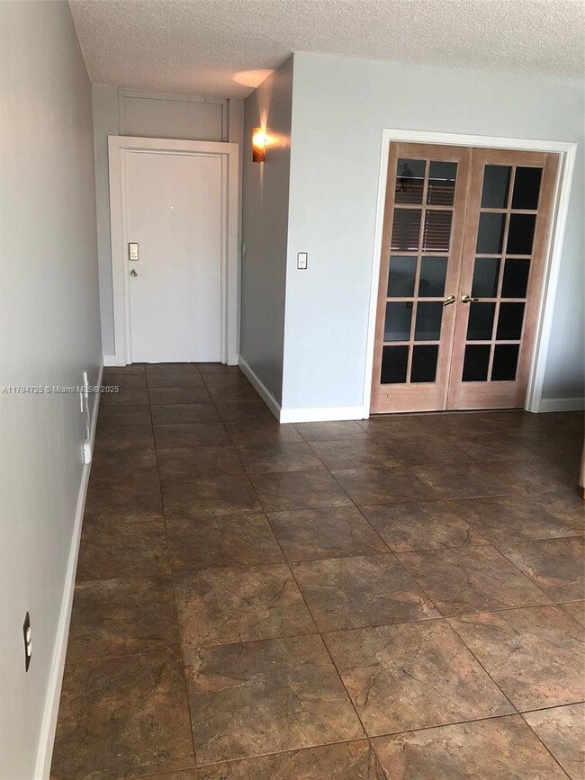Building Photo - 2539 Bayshore Dr