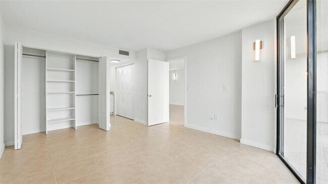Building Photo - 900 Cove Cay Dr