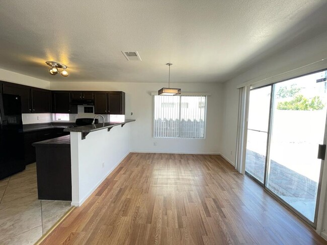Building Photo - Beautiful 3 bed 2.5 bathroom home