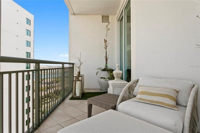 Building Photo - 450 Knights Run Ave