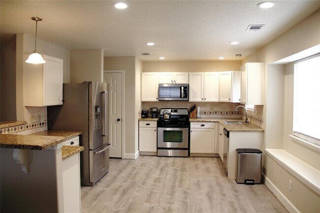 Building Photo - 1803 Edinburg Ave