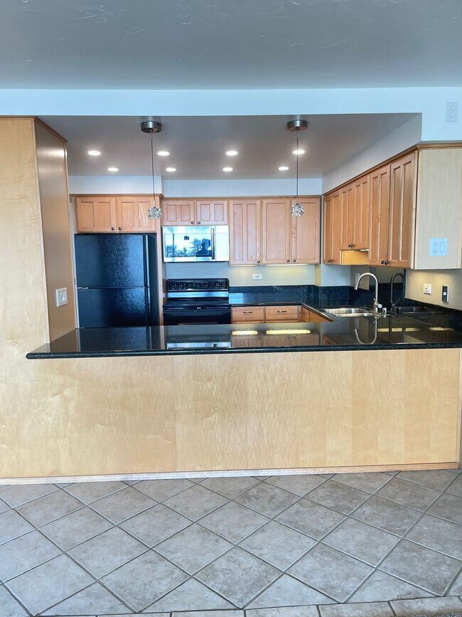Building Photo - Live Large in PB w/ Ocean Views!