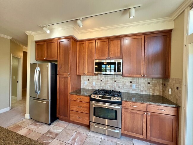 Building Photo - Spacious 2 Bedroom Condo in Fairhaven!