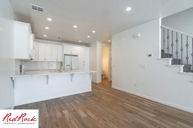Building Photo - 3 Bedroom, 2.5 Bathroom Townhome in Ivins City
