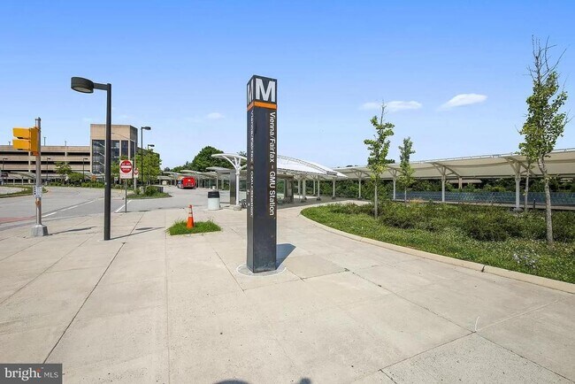 Building Photo - 3178 Summit Square Dr