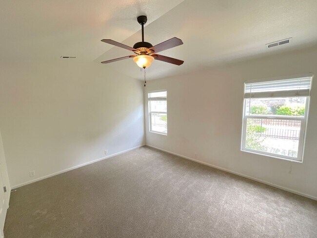 Building Photo - 2 Bedroom Townhome Available Near S Circle...