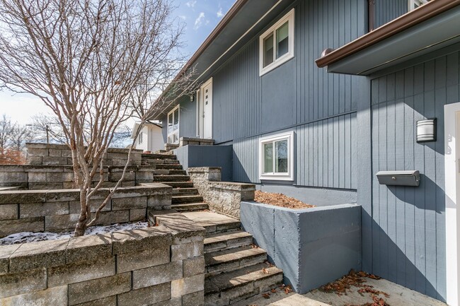 Building Photo - Cute Mid Century Modern Home in Central Co...