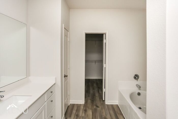 Building Photo - 1910 Hialeah Dr