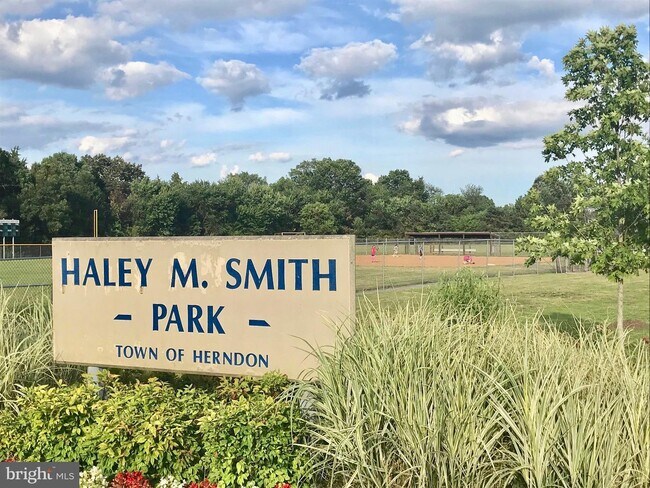 Building Photo - 11 Silverway Dr