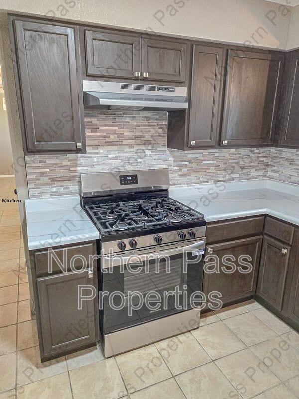 Building Photo - 810 Elm St