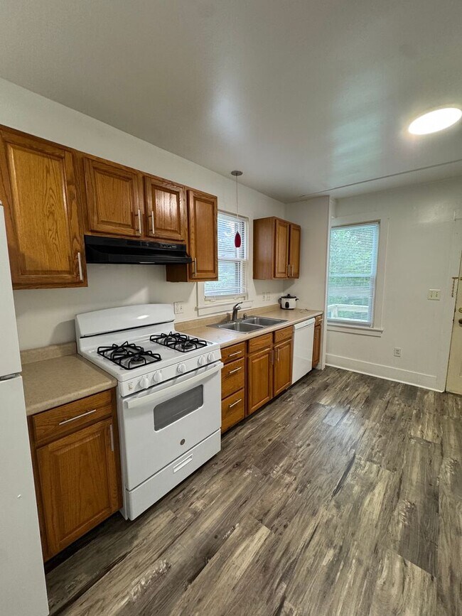 Building Photo - 4-Bedroom Near U-M with Bonus Room | Big Yard & Front Porch | On-site Laundry
