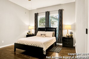 Building Photo - 1038 W Mistletoe Ave