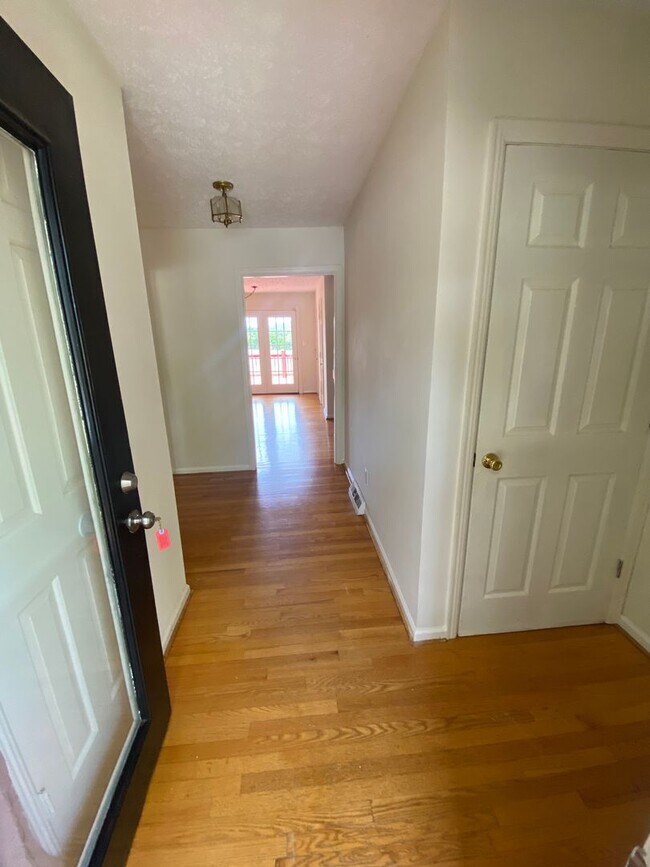 Building Photo - Spacious townhome by Peaks View Park