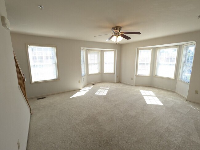 Building Photo - 3 Level End Unit townhouse available mid O...