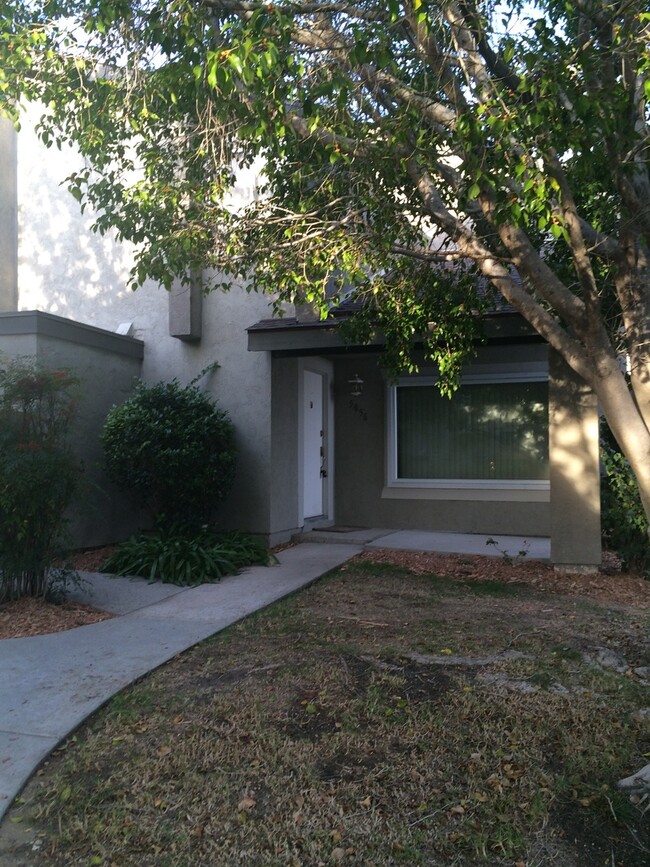 Building Photo - 3 Bedroom, 1.5 Bath Tierrasanta Townhome i...