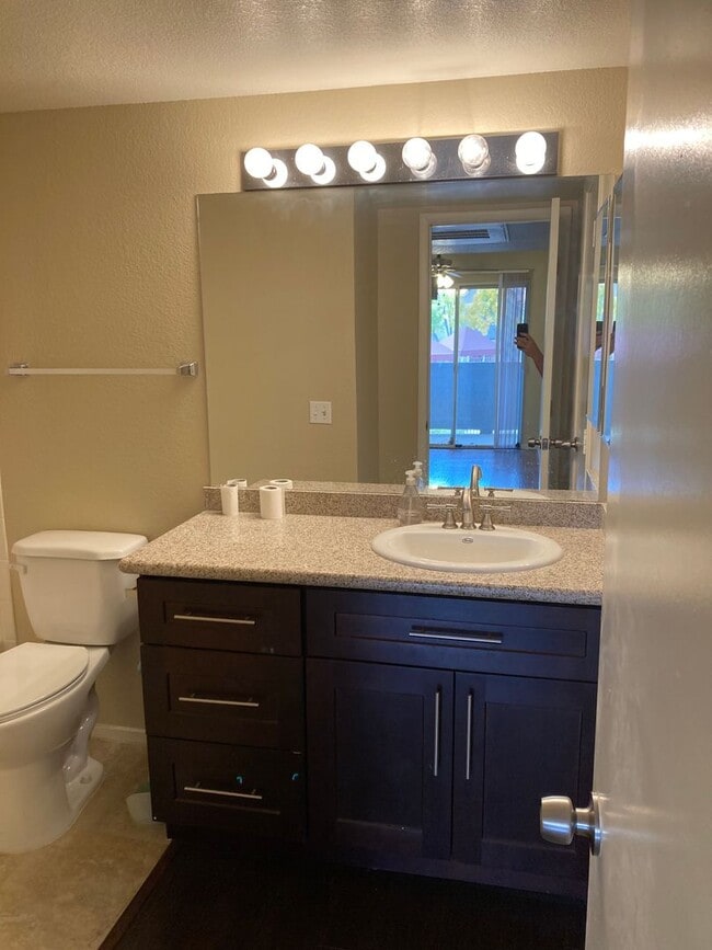 Building Photo - Gated community just minutes south of the strip, 2br/2bath, 2nd floor condo.