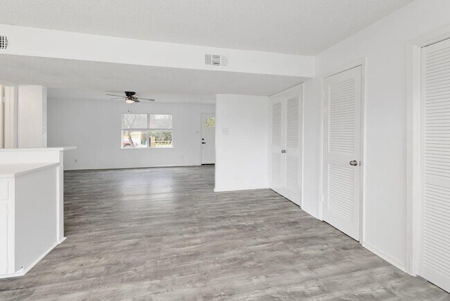 Building Photo - 5211 Thunderbird St