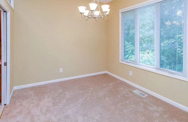 Building Photo - 2 Bed/ 2.5 Bath Townhouse
