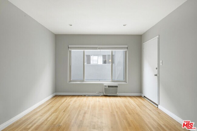 Building Photo - 925 N Curson Ave