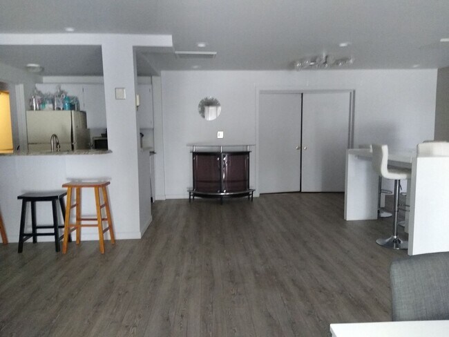 Building Photo - Amazing Penthouse 2 Bedroom 2 Bath With Mo...