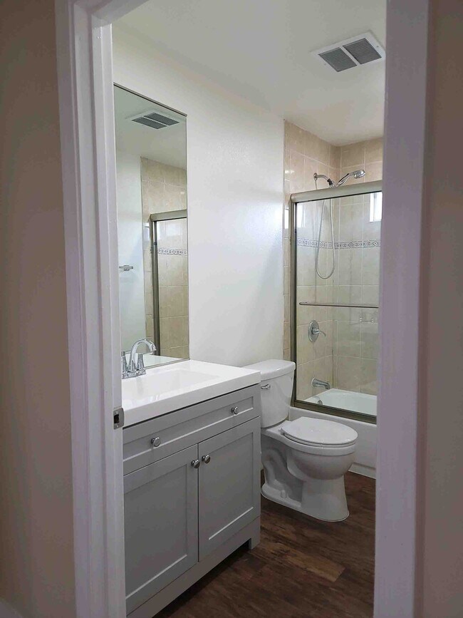 Building Photo - 1334 W 62nd St