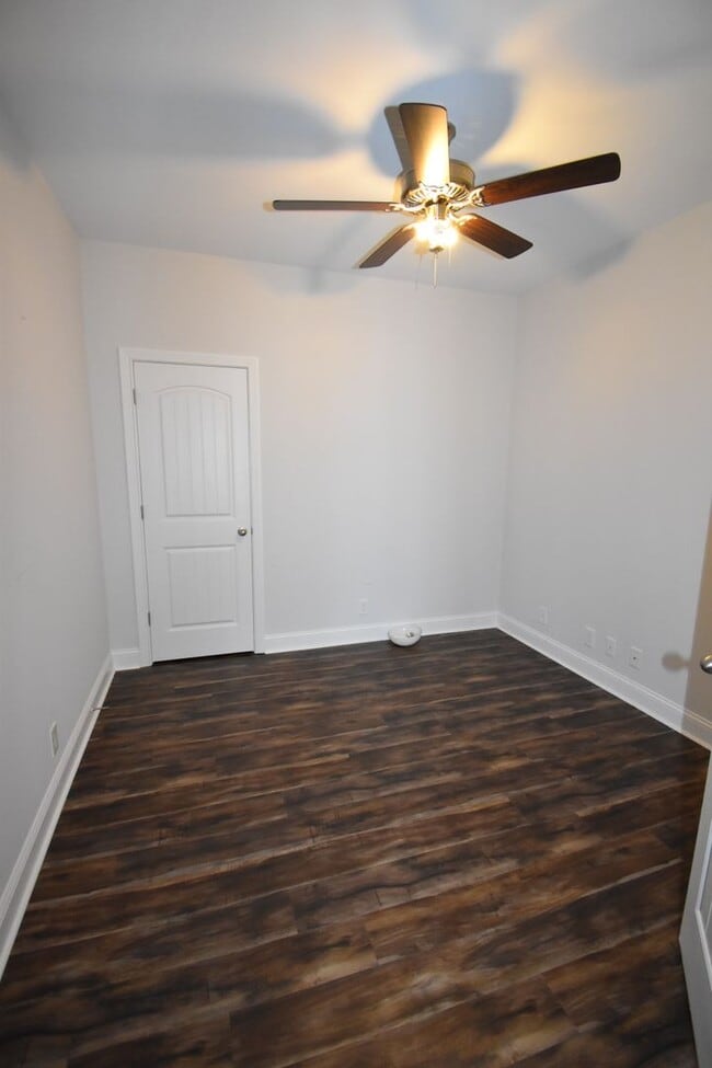 Building Photo - 4 Bedroom 2 Bath Pet Friendly Home For Rent!